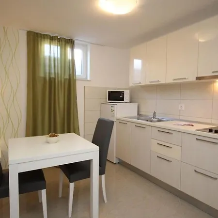 Appartement In Mit Gemeinsamem Pool Und Grill Baška