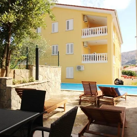 Apartment In Mit Gemeinsamem Pool Und Grill