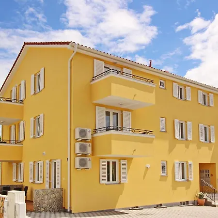 In Mit Gemeinsamem Pool Und Grill * Baska (Krk)