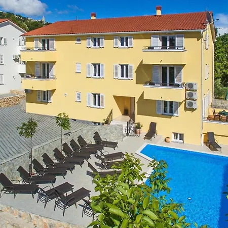 In Mit Gemeinsamem Pool Und Grill Apartment Baska (Krk)