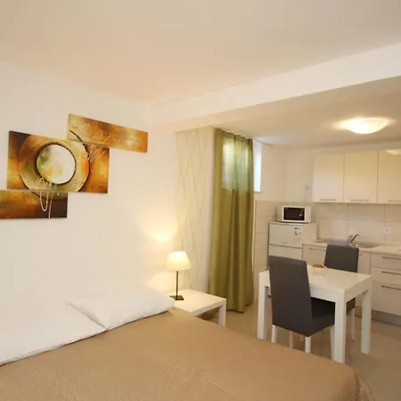 Apartment In Mit Gemeinsamem Pool Und Grill