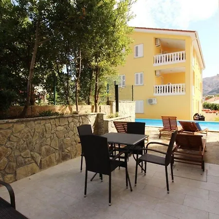 Appartamento In Mit Gemeinsamem Pool Und Grill Baška