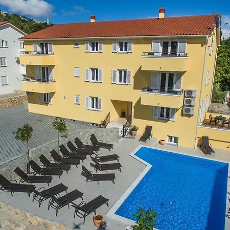 In Mit Gemeinsamem Pool Und Grill
